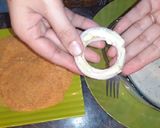 A picture of step 2 of Cheesy onion rings.