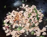 A picture of step 2 of White sauce pasta with chicken salami.