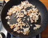 Gombás ragu alatt sült sajtos hús recept fázis 2 fotója