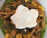 Foto del paso 4 de la receta: Tostadas de pollo, rajas, elote y mole