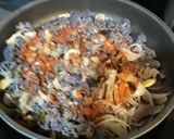 Foto del paso 3 de la receta: Coliflor morada con cebolla y hojas de remolacha