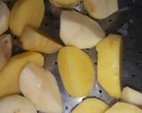 Foto langkah ke 2 dari resep Brokoli Kentang Panggang Lumer.