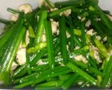 รูปขั้นตอนการทำที่ 1 ของ ผัดดอกไม้กวาดไก่สับ