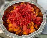 Une image de l'étape 8 de Salade de melon, groseilles rouges, pomelo, abricots et menthe.