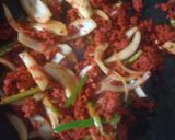 Foto del paso 3 de la receta: Longaniza con rajas y huevo 🇲🇽😋