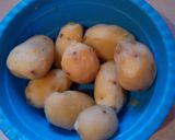 A picture of step 2 of Viazi karai.