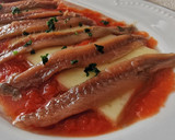 Foto del paso 2 de la receta: Tapa de Anchoas con queso artesano de autor sobre tomate natural