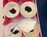Foto langkah ke 6 dari resep Hokkaido chiffon blueberry cup cake.