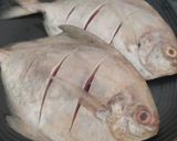 Foto langkah ke 1 dari resep Ikan Bawal Kukus Simple.