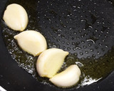 Foto del paso 1 de la receta: Huevo con salsa cremosa de ajo