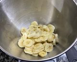 Foto del paso 1 de la receta: Budín de banana con trocitos de chocolate y dulce de leche !!