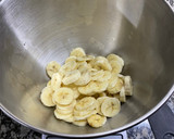 Foto del paso 1 de la receta: Budín de banana con trocitos de chocolate y dulce de leche !!