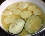 Foto del paso 1 de la receta: Gratín de berenjena y patatas con hamburguesitas