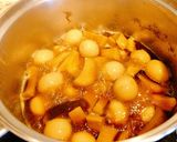 Hình bước làm 2 của món Trứng Cút Kho Nấm Đùi Gà