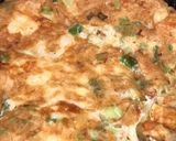 A picture of step 4 of Chessy green onion omelet.
