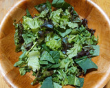 Foto del paso 1 de la receta: Ensalada veraniega de hojas verdes y frutas frescas