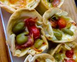Foto del paso 5 de la receta: CANASTITAS DE JAMÓN COCIDO Y QUESO CON TOMATE Y ACEITUNAS 🍖🧀🍅🫒