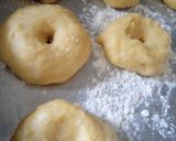 Gambar langkah 6 resipi Donut Kentang Small Batch.