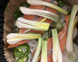 Foto del paso 5 de la receta: Salmón y cebollas en airfryer, con ensaladita de rúcula