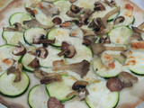 Pizza calabacín, setas y champiñones (opción vegana)