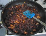 Foto del paso 9 de la receta: 🌯Empanada de morcilla🌭 y pera🍐 con masa casera