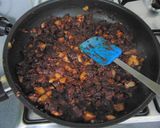 Foto del paso 9 de la receta: 🌯Empanada de morcilla🌭 y pera🍐 con masa casera