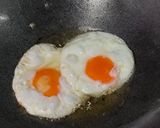 Foto langkah ke 2 dari resep Telur Ceplok Kuah Kecap.