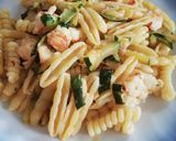 Foto del passaggio 3 della ricetta Zucchine e gamberoni che incontrano formati di pasta speciali
