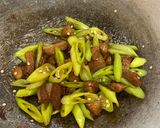 รูปขั้นตอนการทำที่ 2 ของ ผัดพริกหยวกใส่หมูสามชั้นเจ