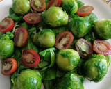 Foto del paso 12 de la receta: Ensalada de coles de Bruselas y atún marinado