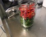 Une image de l'étape 8 de Trio de piments, tomates cerises, ail et herbes aromatiques au vinaigre.