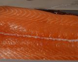 Une image de l'étape 1 de Saumon gravlax à la vodka et betterave.