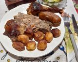 Pas rețetă Ceafă, cârnați, carne de cocoș și cartofi fripți cu salată 1 fotografie