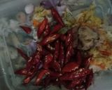 Foto langkah ke 2 dari resep 37. Tumis Kerang Bumbu Iris dan Parut.