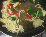 Foto langkah ke 2 dari resep Ifu Mie Cah Ayam Pedas.