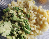 Foto del paso 3 de la receta: Ensalada de patata, salmón y aguacate
