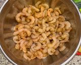 Foto del paso 3 de la receta: Camarones congela3 ultra chilenos con lo que teníamos en el airbnb por wn
