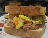 Foto del paso 6 de la receta: Sándwich🍗de pollo🥓y ensalada fresca🥯🧅🥑