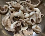 รูปขั้นตอนการทำที่ 1 ของ ยำปลาหมึกสาย 🐙