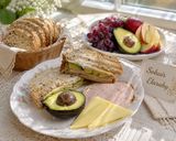 صورة لخطوة 5 من وصفة ساندويتش التيركي والقشقوان مع الافوكادو 🥑🥪🧀