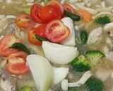 Gambar langkah 5 resipi Sup Dada Ayam.