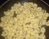 Foto del paso 3 de la receta: Tortellinis con nata, champiñones y queso fresco de cabra