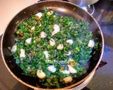 A picture of step 5 of Palak Aloo Lehsuniya.