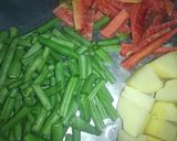 फ़्रेंच बीन्स गाजर आलू की सब्जी(french beans gajar aloo ki sabji recepie in hindi) रेसिपी चरण 1 फोटो