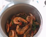 รูปขั้นตอนการทำที่ 4 ของ กุ้งอบวุ้นเส้นในหม้อหุงข้าว