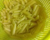 Foto del paso 3 de la receta: Ensalada de pollo, aguacate y pasta
