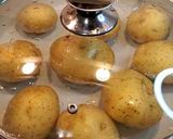 Foto del paso 1 de la receta: Papas rellenas con queso envueltas en tocino🌺
