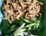 Foto langkah ke 2 dari resep Bakmie Goreng Usus Ayam.