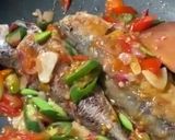 Foto langkah ke 3 dari resep Ikan kembung tumis cabe bawang.