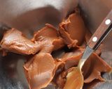 Foto del paso 1 de la receta: Shot de mousse de dulce de leche con chispas de chocolate 🇺🇾
